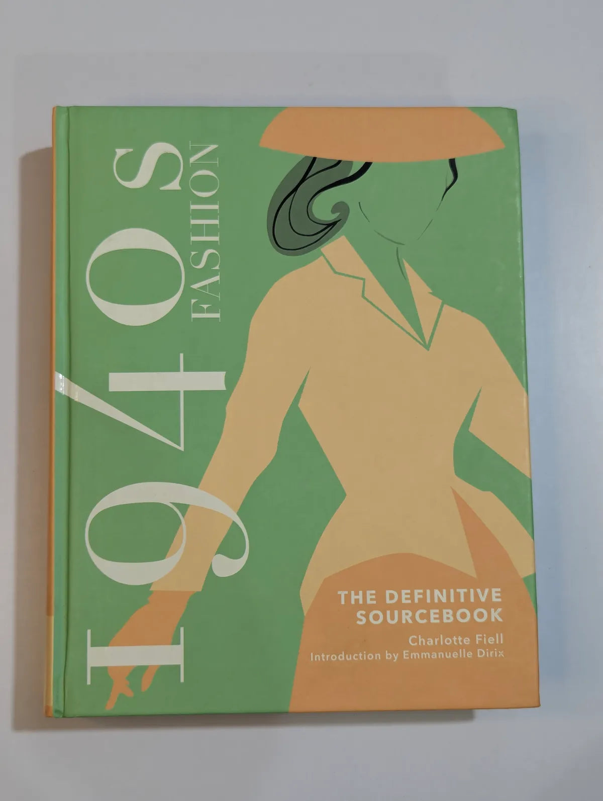 Book cover of '1940s Fashion: The Definitive Sourcebook' with a green background and illustration of a woman.