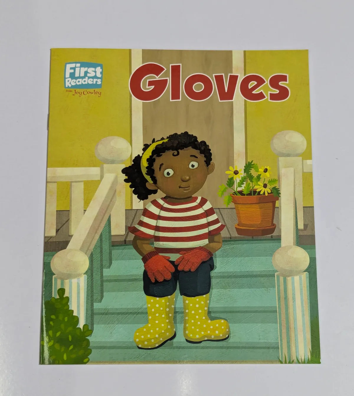 Book cover of 'Gloves' by First Readers with a child wearing red gloves and yellow rain boots on a porch.