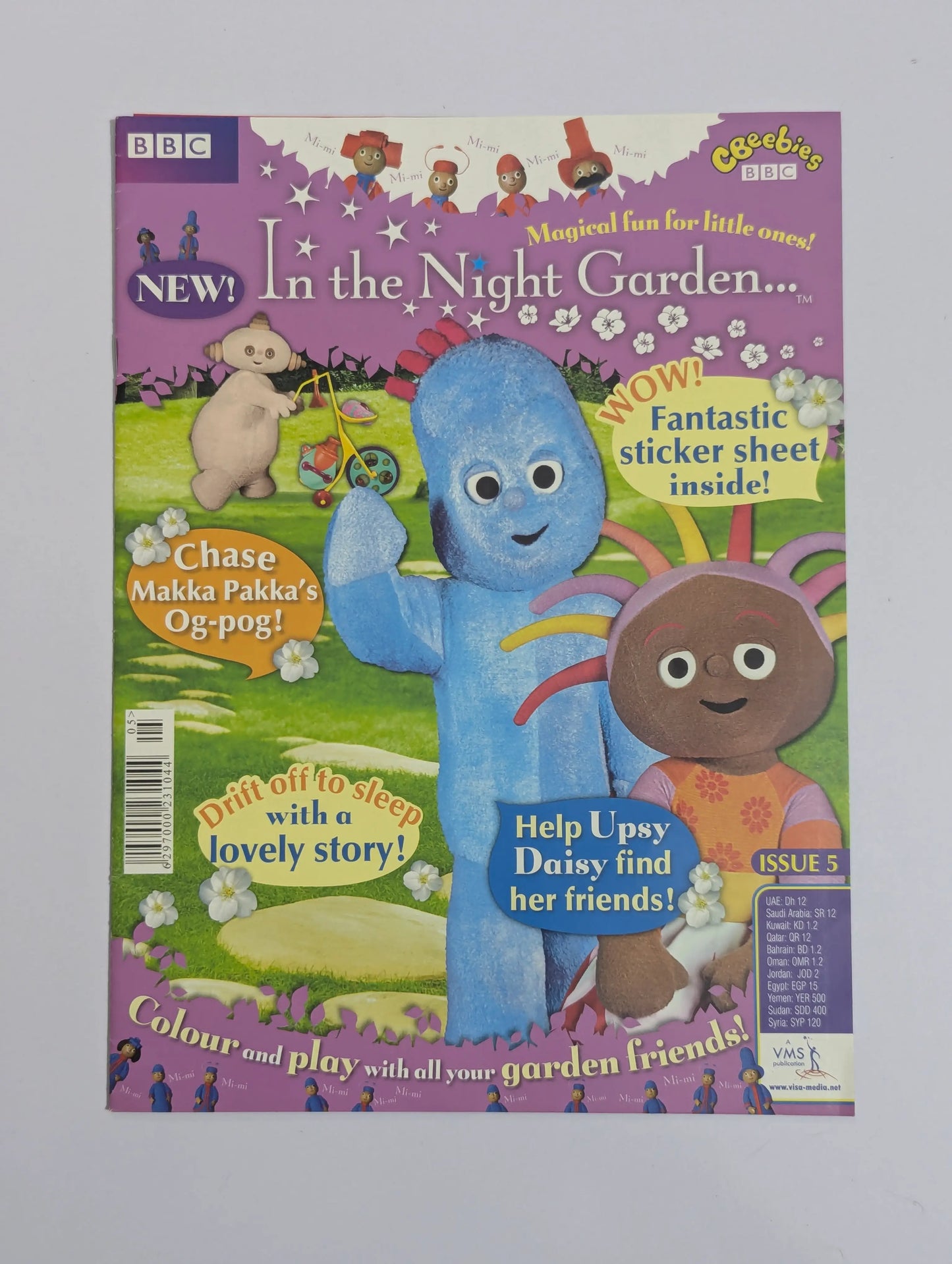A vintage BBC Castaway magazine cover for 'In the Night Garden' Issue 5, featuring the blue character Upsy Daisy and the brown character Daisy the Daisy on a colorful garden-themed cover.