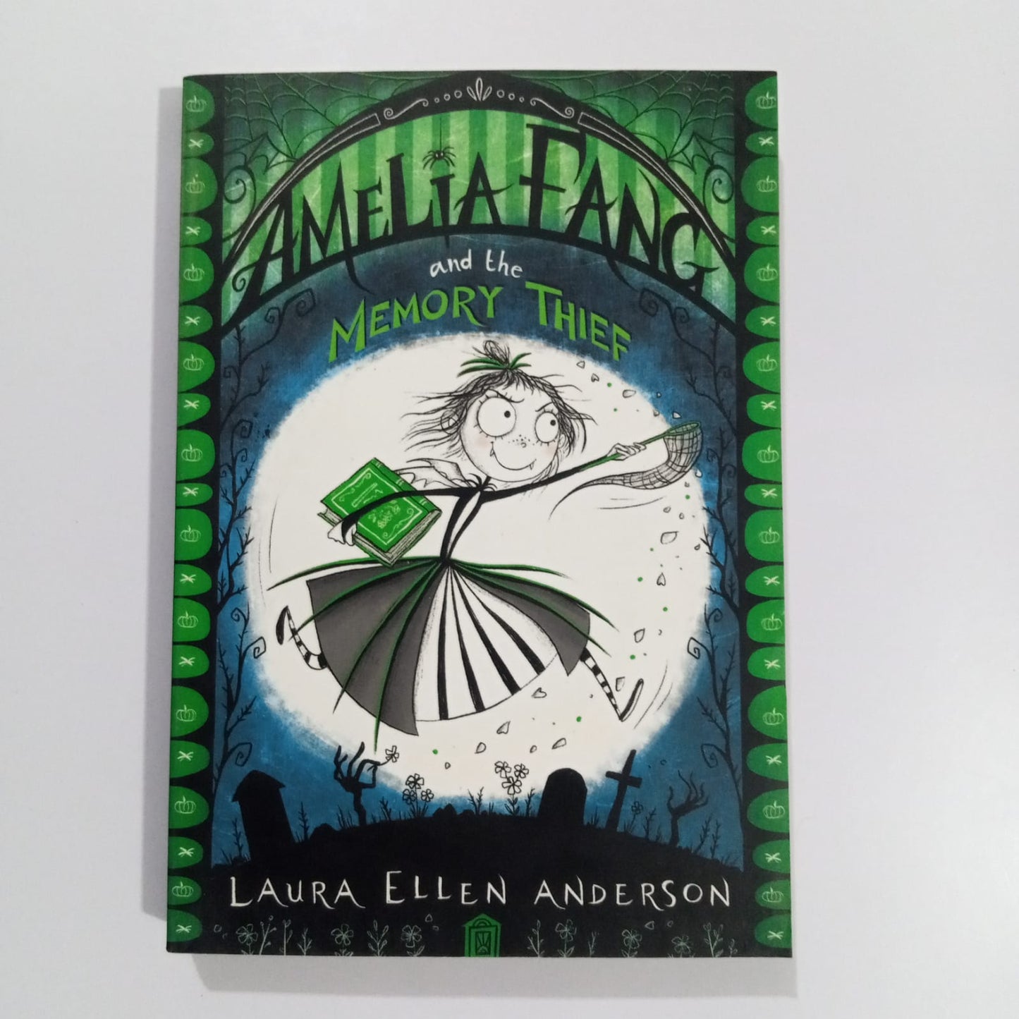 Amelia Fang and the Memory Thief (Preloved)